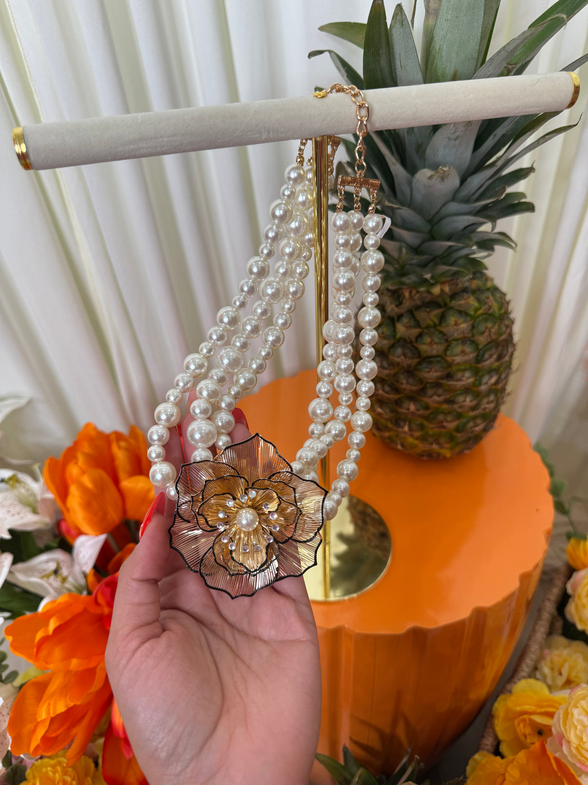 PEARL ROSE NECKLACE (BLACK)