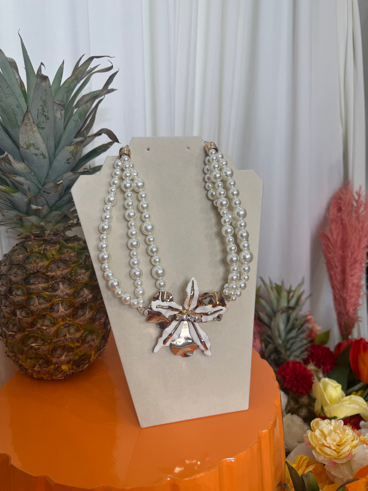 WHITE BIG ROSE PEARL NECKLACE